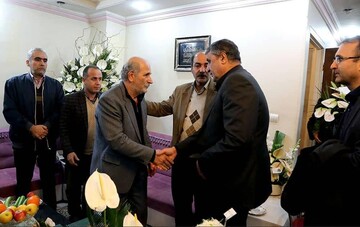 دیدار وزیر راه با خانواده یکی از جان باختگان سانحه بویینگ