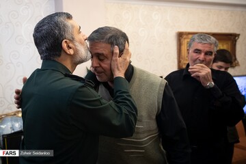 دیدار سردار حاجی زاده با خانواده شهیده فاطمه محمودی