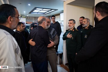 دیدار سردار حاجی زاده با خانواده شهیده فاطمه محمودی