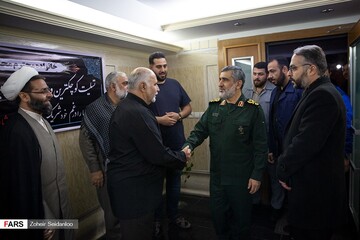 دیدار سردار حاجی زاده با خانواده شهیده فاطمه محمودی