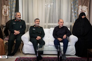 دیدار سردار حاجی زاده با خانواده شهیده فاطمه محمودی