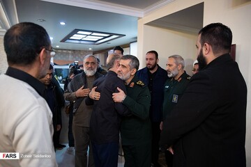 دیدار سردار حاجی زاده با خانواده شهیده فاطمه محمودی