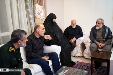 دیدار سردار حاجی زاده با خانواده شهیده فاطمه محمودی