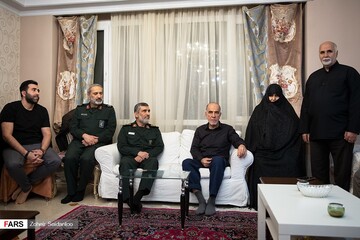 دیدار سردار حاجی زاده با خانواده شهیده فاطمه محمودی