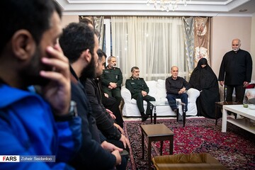 دیدار سردار حاجی زاده با خانواده شهیده فاطمه محمودی