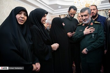 دیدار سردار حاجی زاده با خانواده شهیده فاطمه محمودی