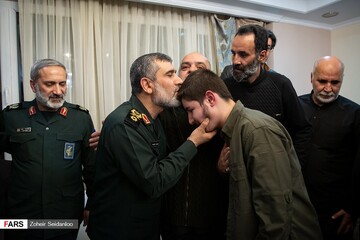 دیدار سردار حاجی زاده با خانواده شهیده فاطمه محمودی