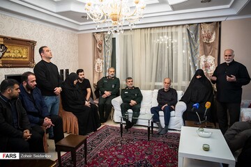 دیدار سردار حاجی زاده با خانواده شهیده فاطمه محمودی