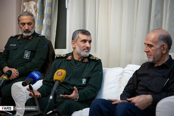 دیدار سردار حاجی زاده با خانواده شهیده فاطمه محمودی