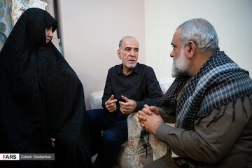 دیدار سردار حاجی زاده با خانواده شهیده فاطمه محمودی