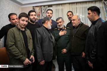 دیدار سردار حاجی زاده با خانواده شهیده فاطمه محمودی