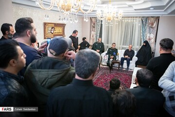دیدار سردار حاجی زاده با خانواده شهیده فاطمه محمودی