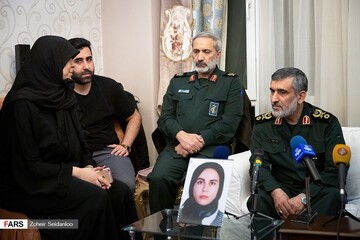دیدار سردار حاجی زاده با خانواده شهیده فاطمه محمودی