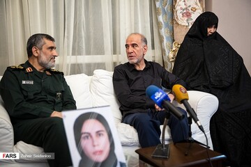 دیدار سردار حاجی زاده با خانواده شهیده فاطمه محمودی