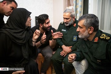 دیدار سردار حاجی زاده با خانواده شهیده فاطمه محمودی