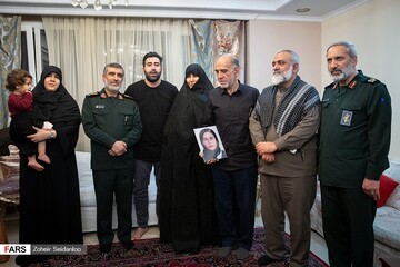 دیدار سردار حاجی زاده با خانواده شهیده فاطمه محمودی