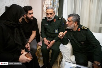 دیدار سردار حاجی زاده با خانواده شهیده فاطمه محمودی
