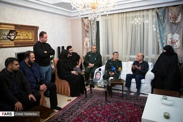 دیدار سردار حاجی زاده با خانواده شهیده فاطمه محمودی