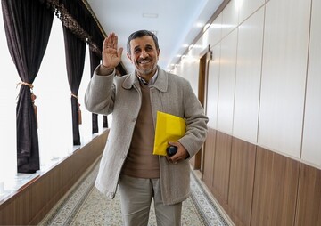 عکسی از احمدی‌نژاد بیرون از جلسه رسمی مجمع تشخیص مصلحت