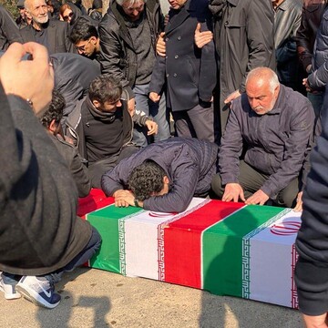 لحظه تلخ آخرین وداع یک پدر با خانواده‌اش که در پرواز اوکراینی جان باختند