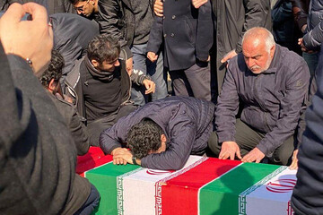 تصاویر | لحظه تلخ آخرین وداع یک پدر با خانواده‌اش که در پرواز اوکراینی جان باختند