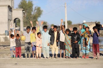 بازدید سردار تنگسیری فرمانده نیروی دریایی سپاه از مناطق سیل‌زده جنوب شرق کشور