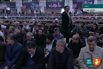 بیبیند | احمدی نژاد صف اول نمازجمعه امروز تهران کنار چه کسی نشست؟