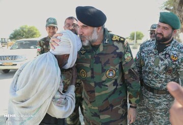 تصویری از مقام بلندپایه ارتش در مناطق سیل زده چابهار تصویری از مقام بلندپایه ارتش در مناطق سیل زده چابهار