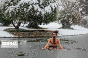 ببینید | شنای جوان تهرانی در حوضچه یخ‌زده پارک!