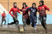 ببینید | فوتبال بازی کردن زنان در لیگ برتر وسط باتلاق