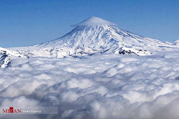 ببینید | قله دماوند، دامن پوش و کلاه بر سر