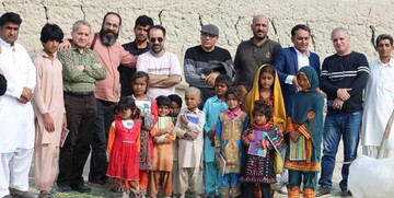 حضور نویسندگان و شاعران در مناطق سیل‌زده سیستان و بلوچستان