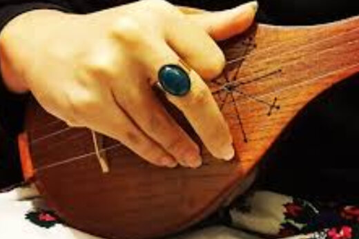 فیلم |  سه‌تار نوازی دختر آلمانی در جزیره هرمز