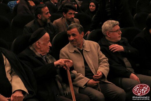 حضور احمدی‌نژاد در مجموعه ایوان شمس ۹۸