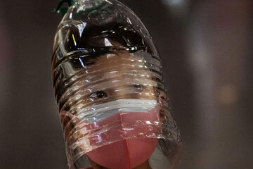 ببینید | روش فرار کودکان چینی از ویروس کشنده کرونا در فرودگاه!