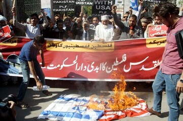 پاکستانی ها در محکومیت معامله شیطانی قرن تظاهرات کردند