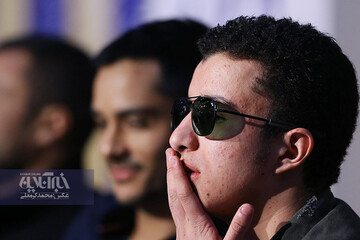 ببینید | وقتی عینک یک هنرپیشه در نشست خبری فیلم سوژه شد