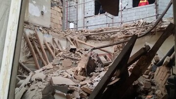 ریزش آوار در ساختمان متروکه در خیابان دماوند