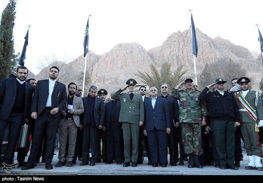 ادای احترام وزیر دفاع به مقام شامخ حاج قاسم