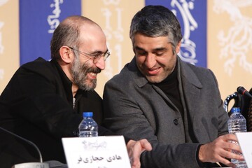 ببینید | شیطنت‌های پژمان جمشیدی در نشست خبری «دوزیست»