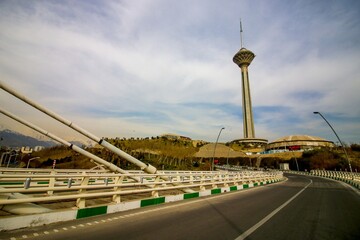 برج میلاد تهران، زیپ لاین و اتاق فرار برای اهل هیجان