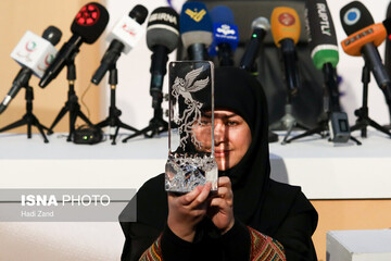 سیمرغ‌های بلورین جشنواره فجر صنعتی هستند یا دستی؟ 