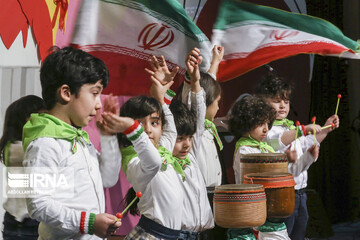 جشن انقلاب با حضور دوقلو ها