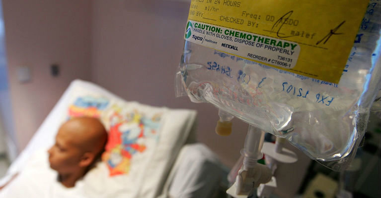 عکس | تصویر مجری معروف روی تخت بیمارستان حین شیمی‌درمانی در آلمان