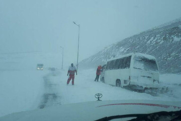 تصاویر | زمین گیر شدن ماشین‌ها در برف و کولاکِ جاده خلخال به اسالم 