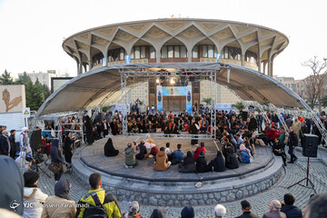 تصاویر | جشنواره تئاتر فجر روی سنگ فرش‌های چهار راه ولیعصر
