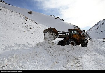 برف راه ارتباطی ۳۶۷ روستای کردستان را مسدود کرد