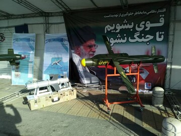 تصویری از موشک‌های نقطه‌زن و بمب‌های هوشمند در خیابان‌های تهران /کدام جمله رهبری بر روی موشک نقطه زن نوشته شده است؟