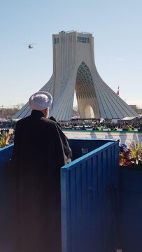 حسن روحانی در جمع راهپیمایان ۲۲ بهمن میدان آزادی
