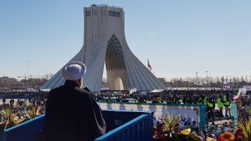 حسن روحانی در جمع راهپیمایان ۲۲ بهمن میدان آزادی